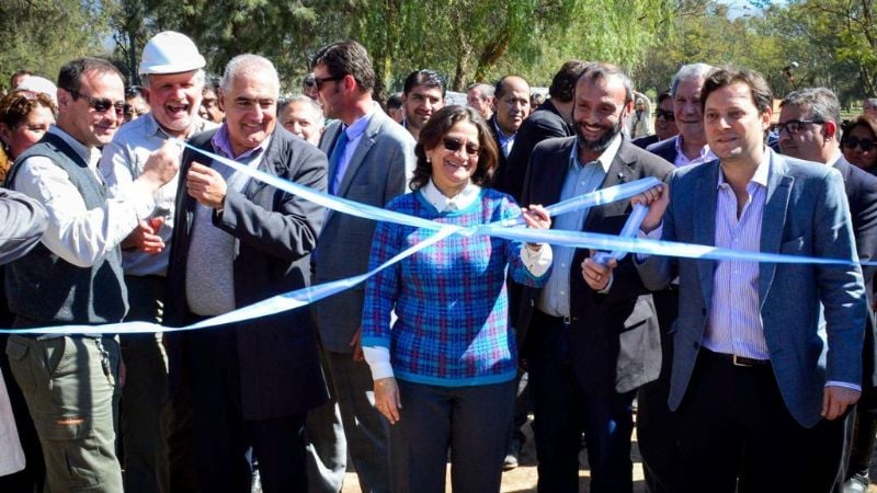 Gutiérrez y senadores en la puesta en funcionamiento del pozo de agua Nº56