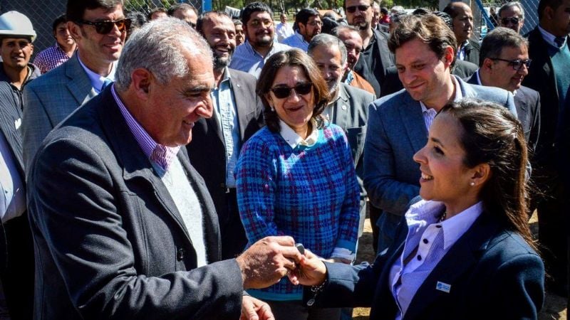 Gutiérrez y senadores en la puesta en funcionamiento del pozo de agua Nº56