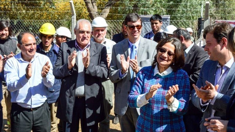 Gutiérrez y senadores en la puesta en funcionamiento del pozo de agua Nº56