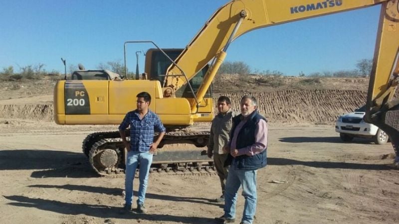 El senador Solá Jais recorrió la obra del estanque de Artaza