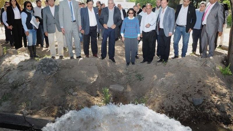 La gobernadora inauguró un nuevo pozo de agua