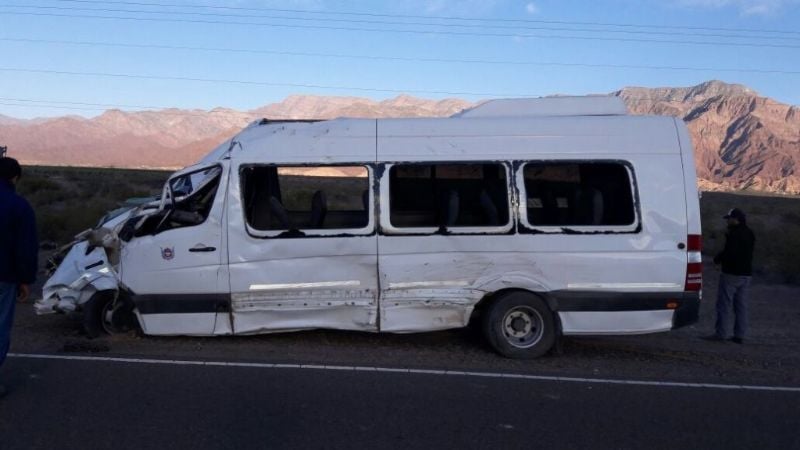 Volcó una combi con niños en la ruta 60