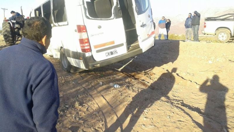 Volcó una combi con niños en la ruta 60