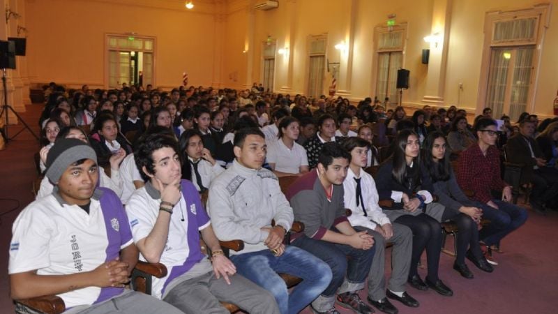 La UNCA dictará inglés en escuelas municipales de la Capital