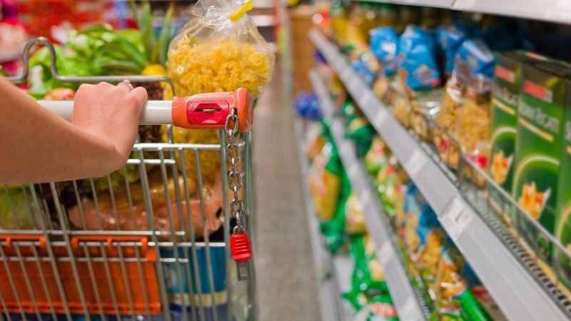El consumo cae en los supermercados y sube en las concesionarias