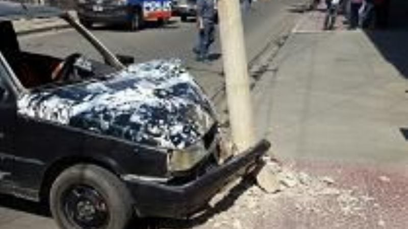 Chocó contra un poste de luz