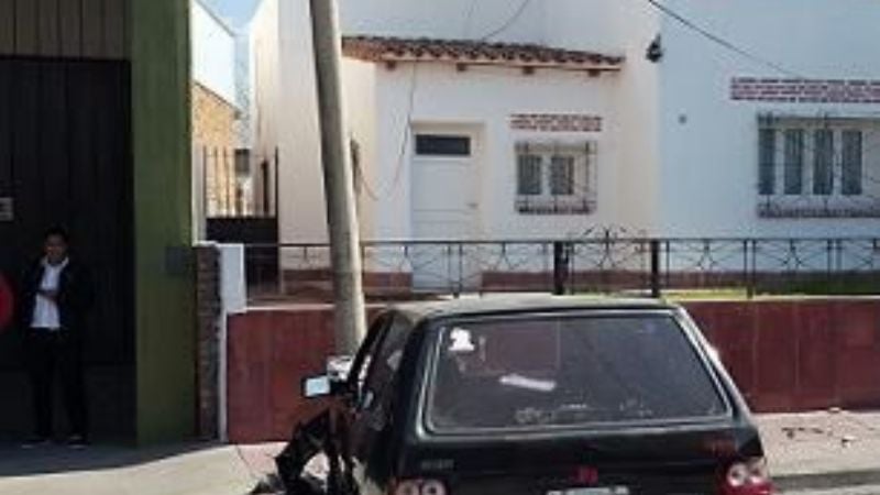 Chocó contra un poste de luz