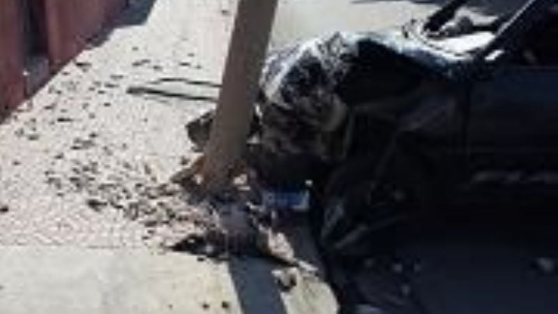 Chocó contra un poste de luz