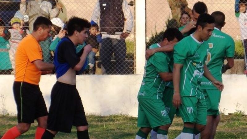 “Santos” y “Villeros” no aflojan en la “A” de Las Chacras