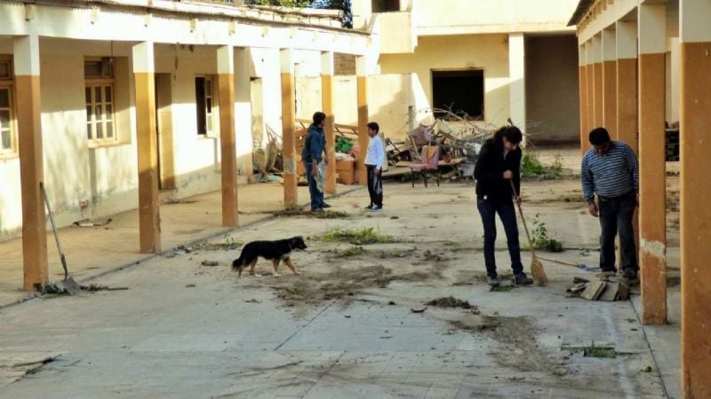 Reunión por el viejo edificio