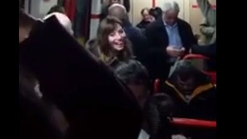 Dejó el micrófono abierto en el subte y contó su infidelidad