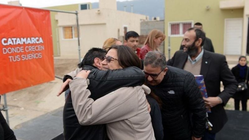 La Gobernadora entregó 30 viviendas