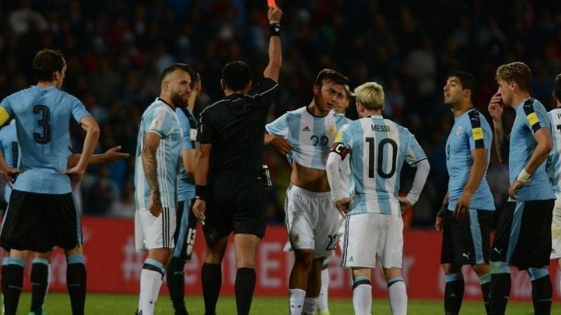 Con Bauza como DT, Argentina venció a Uruguay y es líder