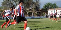 BRUNO FERNÁNDEZ (Izq.) anotó el gol para Villa Dolores.