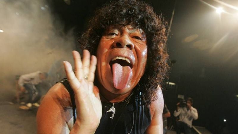 La “Mona” Jiménez interrumpió su show para un inesperado anuncio