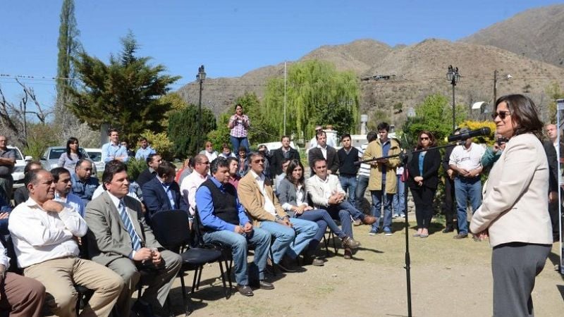 La Gobernadora inauguró obras de agua potable en Los Ángeles