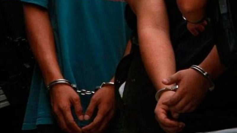 Arrestados por insultar a personas que no les daban propinas