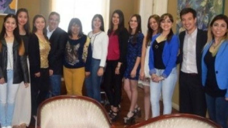 Candidatas a reinas de los estudiantes, de visita en la Municipalidad