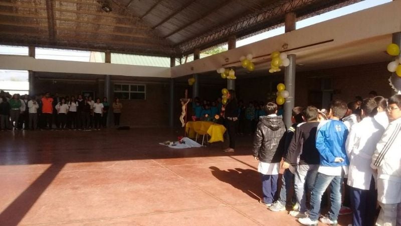 La Santa Cruz visita la comunidad del barrio Eva Perón