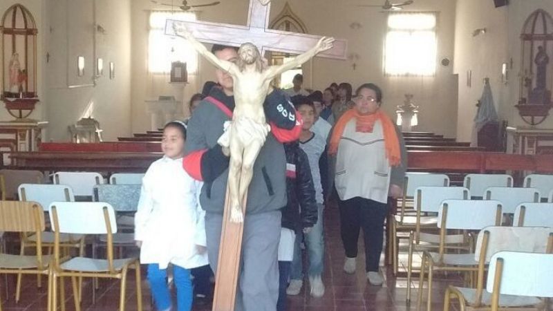 La Santa Cruz visita la comunidad del barrio Eva Perón