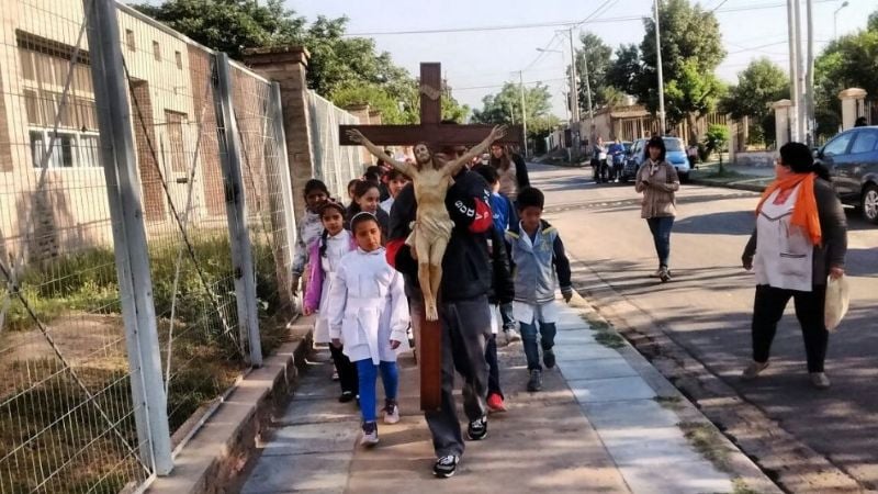 La Santa Cruz visita la comunidad del barrio Eva Perón