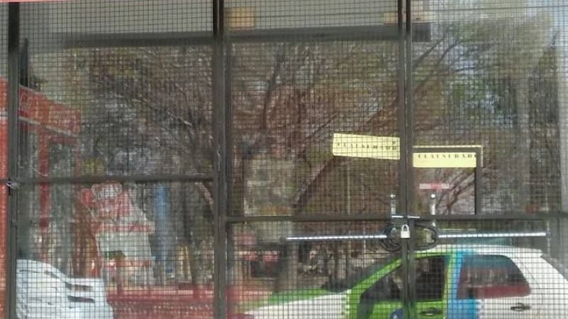 Clausuran kioskos por vender alcohol fuera del horario