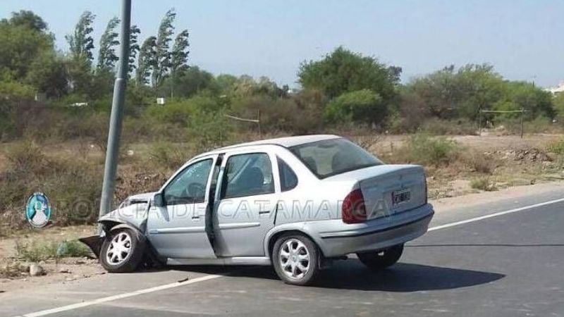 Violento choque contra un poste de luz