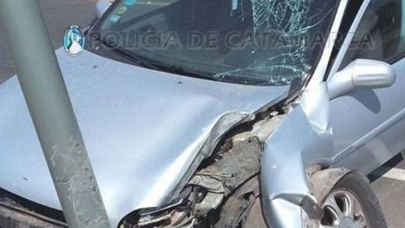 Violento choque contra un poste de luz