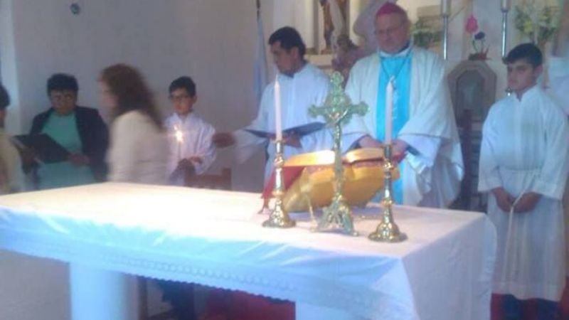 El Obispo consagró el altar