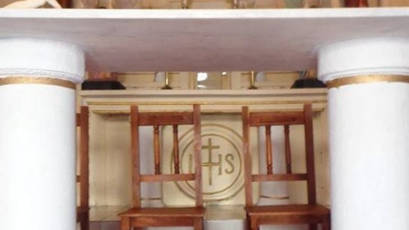 El Obispo consagró el altar