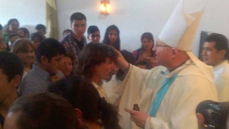 El Obispo consagró el altar