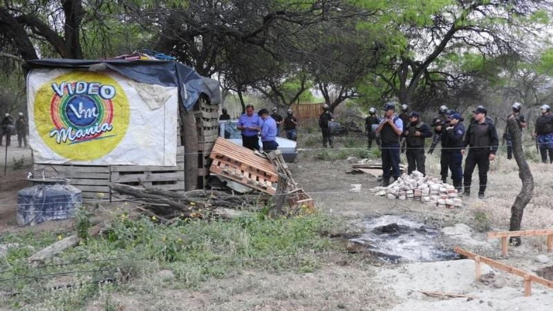 Vecinos de Valle Hermoso, acampan frente a fiscalías