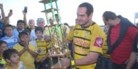EL CAPITÁN Augusto Martínez con el trofeo por el título.
