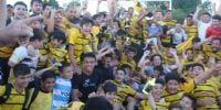 LOS CAMPEONES apretujados con el trofeo por el título.