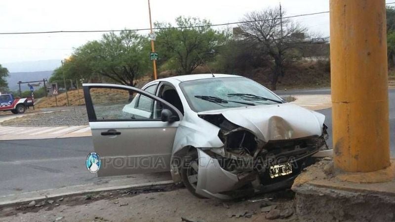 Chocó contra un poste de luz