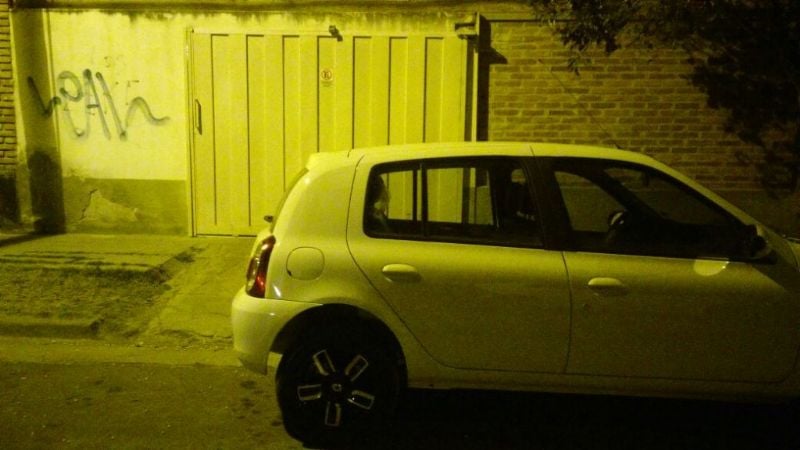 Le dejaron un auto en la puerta del garage, y no puede guardar el suyo