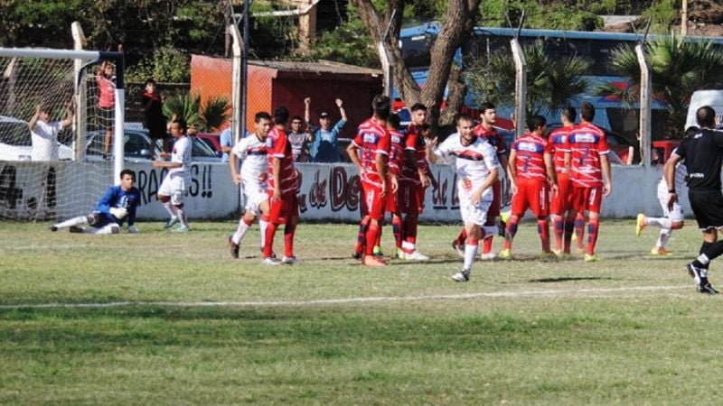 Defensores goleó y es escolta; Policial y Villa Cubas perdieron
