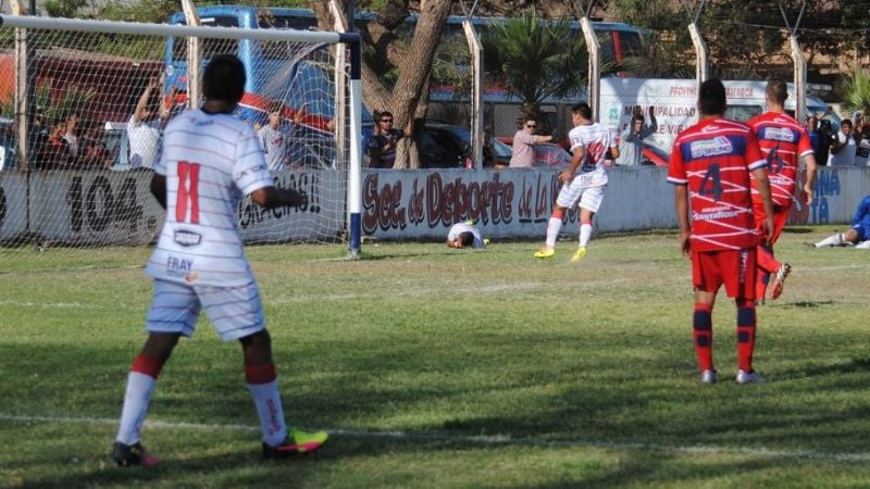 Defensores goleó y es escolta; Policial y Villa Cubas perdieron