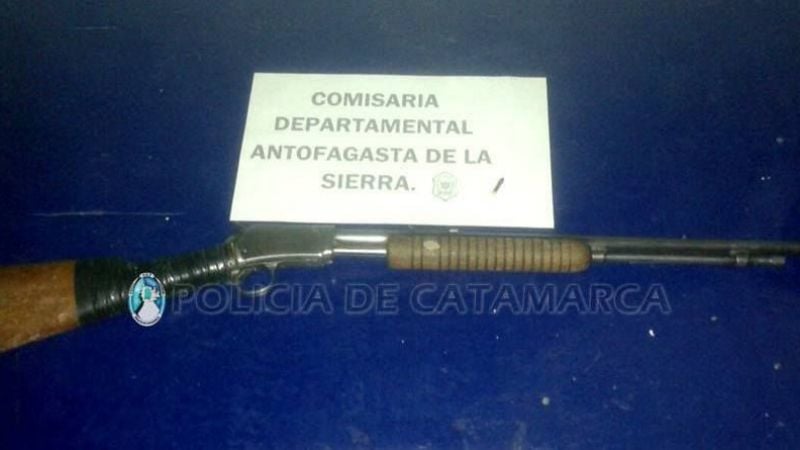 Detienen a un hombre y le secuestran un arma de fuego