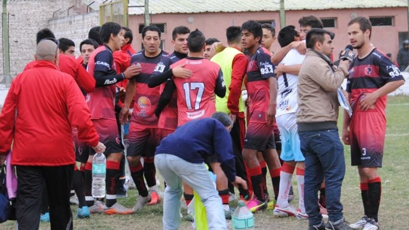 Éxito y cima “sagrados” en medio de la impotencia del “León” y el caos arbitral