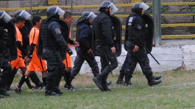 Éxito y cima “sagrados” en medio de la impotencia del “León” y el caos arbitral