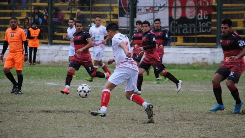 Éxito y cima “sagrados” en medio de la impotencia del “León” y el caos arbitral