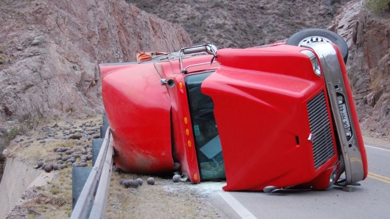 Volcó un camión en la Ruta 40 en la Quebrada de Belén