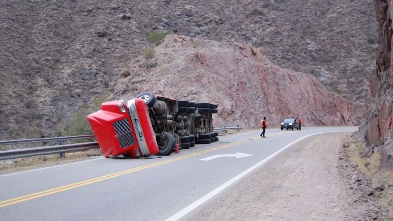 Volcó un camión en la Ruta 40 en la Quebrada de Belén