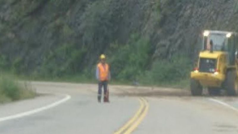 Personal y equipos viales trabajan en banquinas de la Cuesta del Totoral
