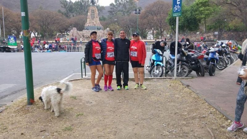 Carolina Espeche y Ariel Rosales escoltas en el medio maratón de Salta
