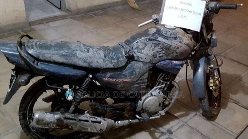 Encuentran una moto enterrada en el Río del Valle