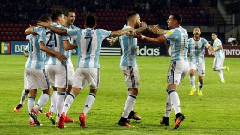 Argentina perdía 0-2 y empató 2-2 con Venezuela, pero resignó la cima