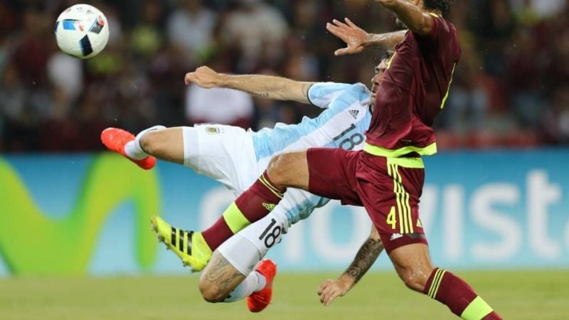 Argentina perdía 0-2 y empató 2-2 con Venezuela, pero resignó la cima