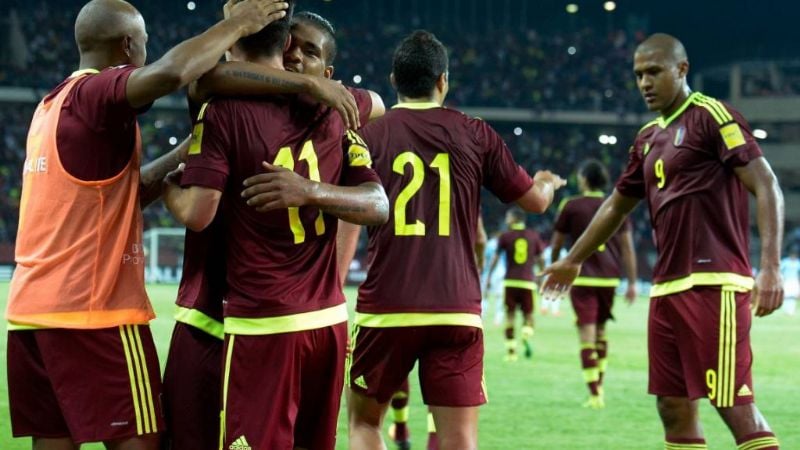 Argentina perdía 0-2 y empató 2-2 con Venezuela, pero resignó la cima